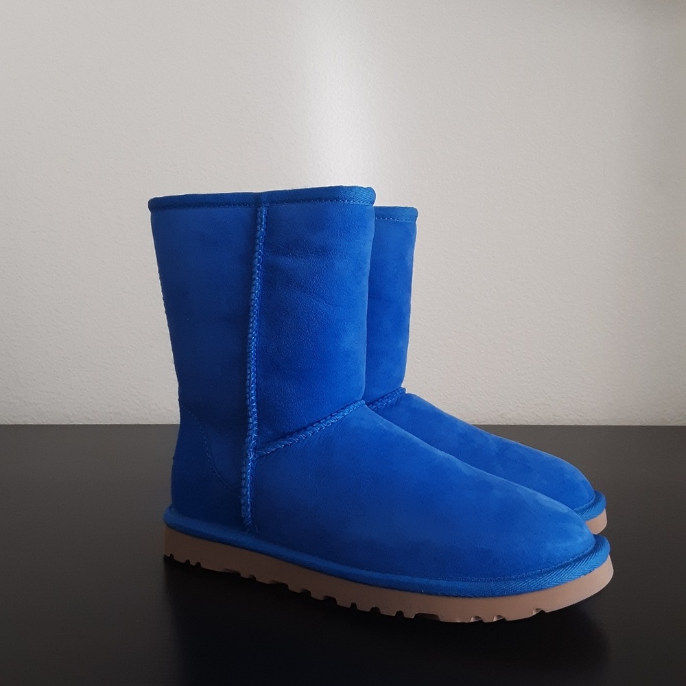 Ugg"Classic II" Genuine Shearling Lined Short Boot